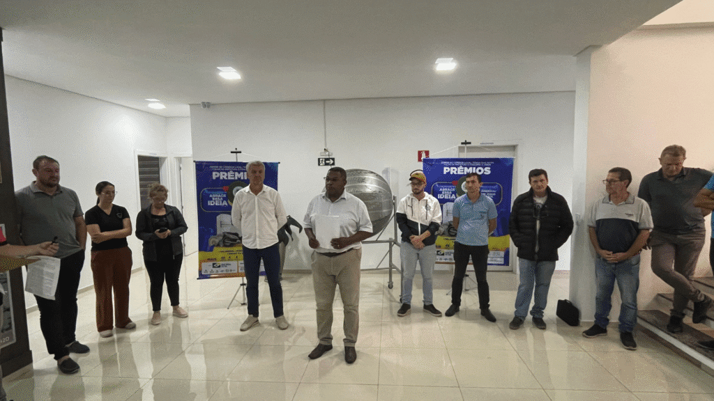 Primeiro sorteio da campanha “Abrace Essa Ideia” distribuiu mais de R$ 6 mil 3 O Prefeito Helio Surdi e secretário Adair Rosa destacam sucesso da iniciativa que valoriza o comércio local e fortalece a economia do município