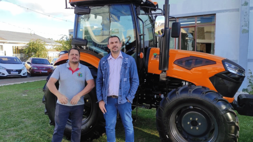 Trator e equipamentos são entregues para reforçar o setor de agricultura barraconense 2 crys 8 9