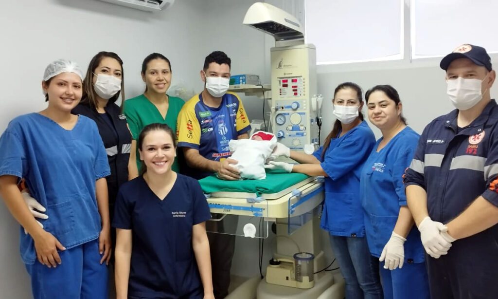 Mulher dá a luz em casa e tem auxílio pós-parto prestado pelo Samu de Dionísio Cerqueira 4 A equipe foi acionada mas durante o deslocamento a mulher acabou dando a luz em casa, no trajeto mãe e bebê receberam os primeiros atendimentos por parte do Samu
