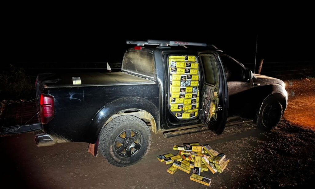 Mais de 30 mil maços de cigarro contrabandeado são apreendidos pela PM 4 A apreensão do veículo carregado com o cigarro contrabandeado ocorreu na noite de segunda-feira, na SC 163