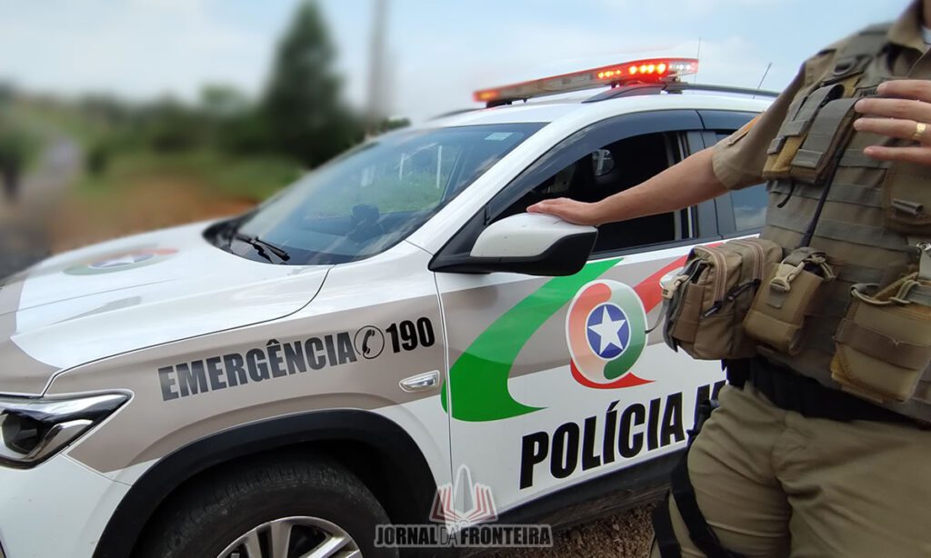 Alunos brigam na saída de escola e PM é acionada, em Dionísio Cerqueira 2 Briga entre alunos ocorreu em uma escola do Bairro Três Fronteiras. Os envolvidos seriam dois adolescentes de 12 anos