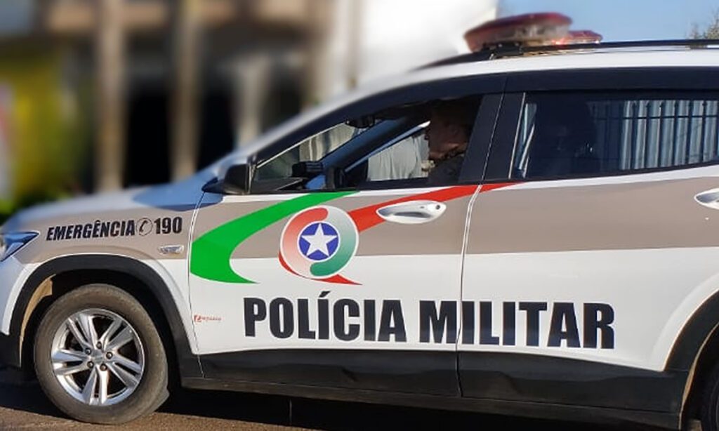 Alunos brigam na saída de escola e PM é acionada, em Dionísio Cerqueira 3 Briga entre alunos ocorreu em uma escola do Bairro Três Fronteiras. Os envolvidos seriam dois adolescentes de 12 anos