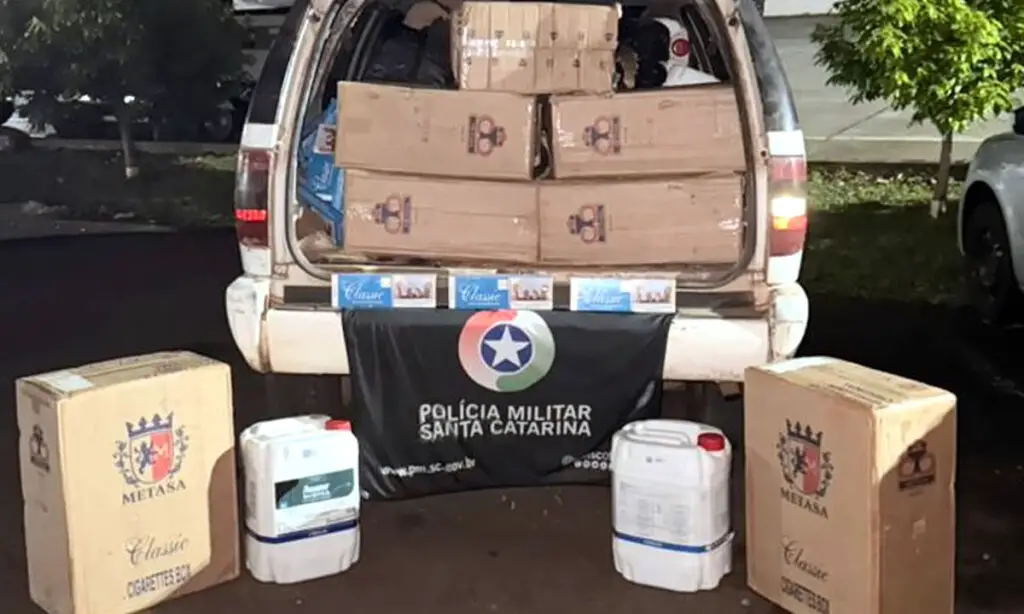 Mais de 500 litros de agrotóxico e cigarros contrabandeados são apreendidos após perseguição 3 Agrotóxico e cigarros contrabandeados estavam em um veículo cujo motorista tentou fugir de uma abordagem na madrugada desta segunda-feira
