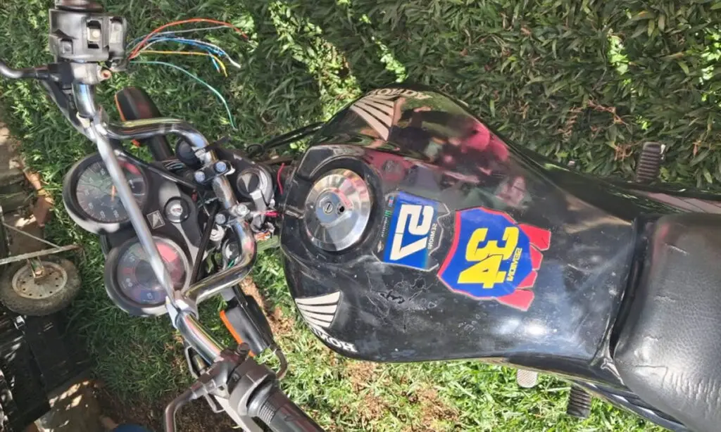 Ladrão que foi solto no dia 10, é preso após furtar, moto, carro e camionete durante a madrugada 3 Segundo a PM, o ladrão esteve preso por um ano e sete meses, ele foi liberado com tornozeleira eletrônica no dia 10 de abril de 2025