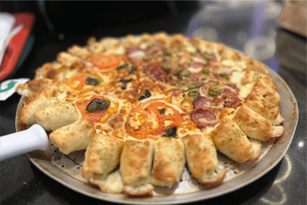 Como fazer uma pizza estilo Pizza Hut de marguerita e calabresa com borda recheada: passo a passo completo 2 pizza 1