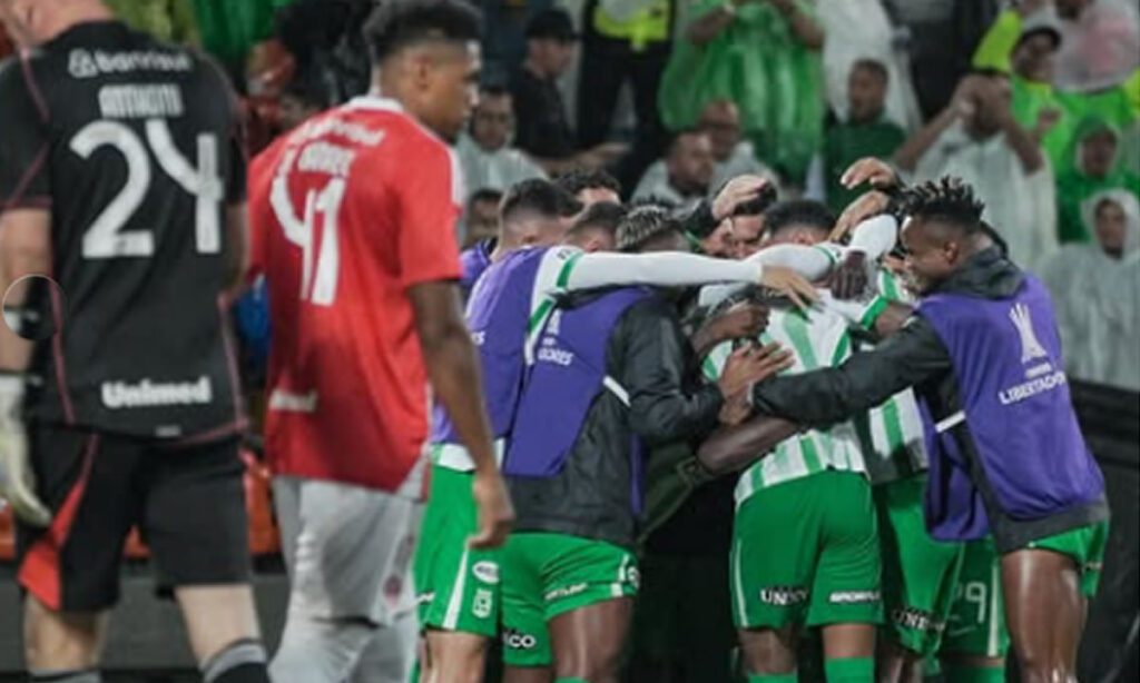 Inter perde para o Atlético Nacional e cai para terceiro no Grupo F da Libertadores 2 Viveros, duas vezes, e Billy Arce marcaram para os colombianos, e Alan Patrick, de pênalti, descontou para o Inter
