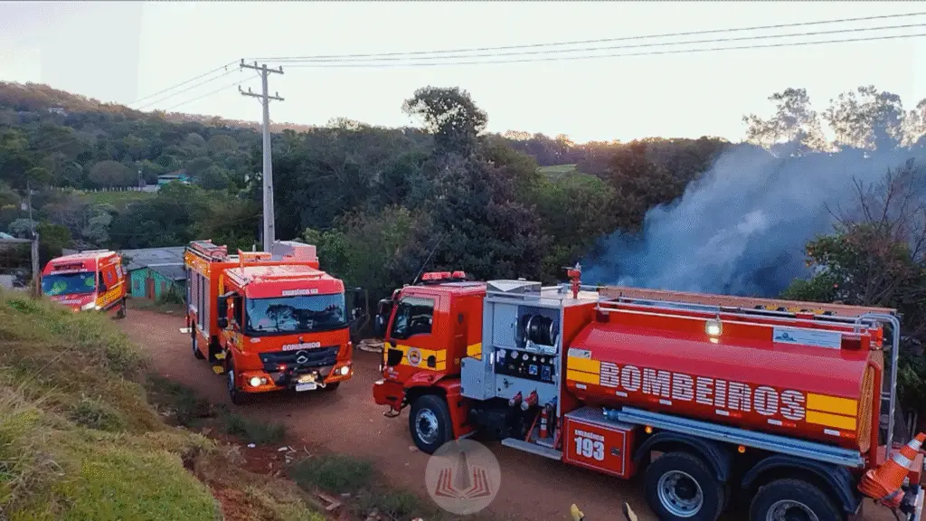 Idosa que morava com os netos perde tudo em incêndio no interior de Barracão 3 Incêndio ocorreu no final da tarde desta quarta-feira. Segundo informações, a idosa morava no local com os netos menores de idade