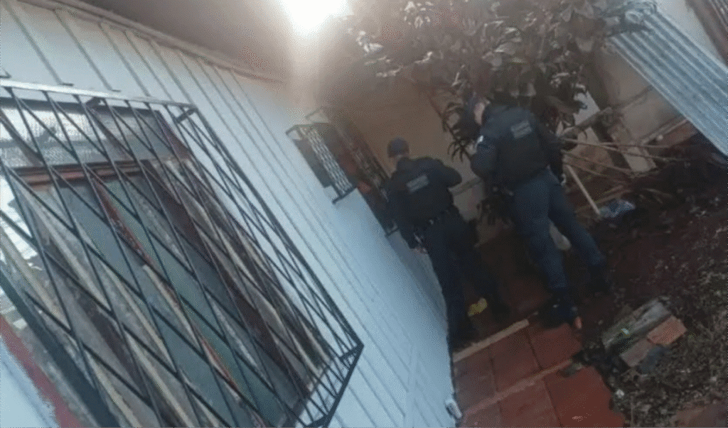 O homem foi resgatado após populares verem ele pedindo socorro pela janela; proprietário estava armado e foi detido