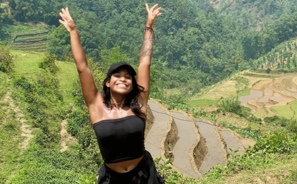 Irmã de brasileira que caiu em trilha de vulcão na Indonésia desmente resgate 2 A brasileira Juliana Marins, que fazia um mochilão pela Ásia, caiu durante uma trilha ao vulcão Rinjani. Segundo a irmã, informações divulgadas por autoridades do país asiático, sobre ela ter recebido água e comida, eram falsas
