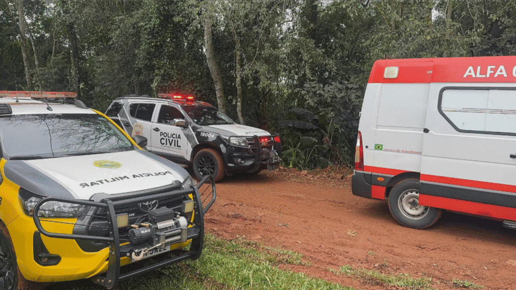 Adolescente de 13 suspeito de matar avó e ferir avô é apreendido pela PM 3 Conforme os relatos, o adolescente teria inicialmente atirado contra o avô, acreditando tê-lo matado. Em seguida, teria efetuado disparos contra a avó