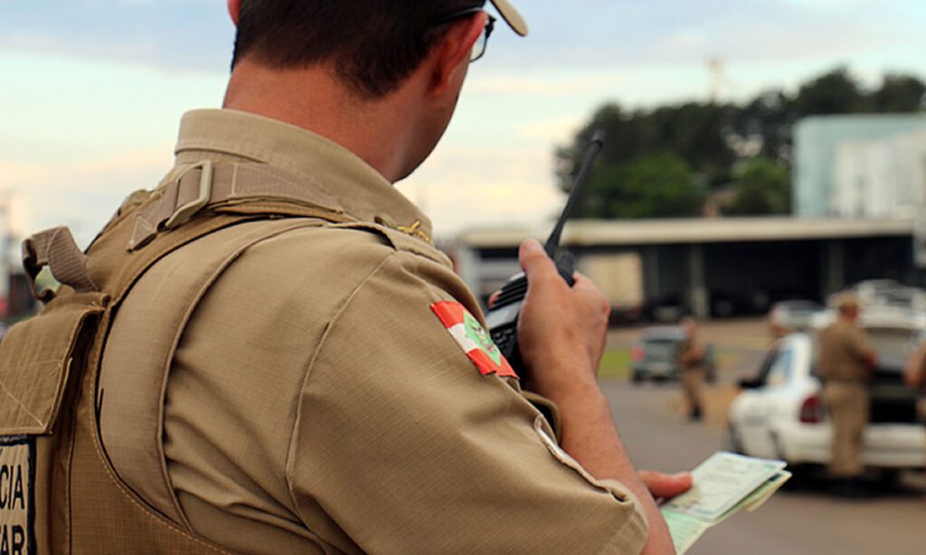 Homem é preso após avisar sobre blitz em grupo do WhatsApp 3 Mensagem de áudio fazia alusão às multas que seriam aplicadas aos motoristas que poderiam ter irregularidades. O homem de 54 anos foi preso em flagrante