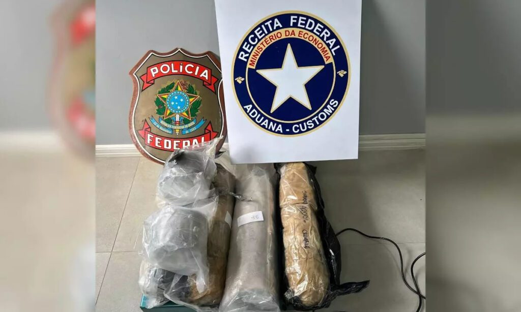 PF combate tráfico de drogas por encomenda enviada desde Dionísio Cerqueira 2 A operação de combate ao tráfico iniciou após a PF e RF localizarem mais de 13 quilos de drogas em uma transportadora de Chapecó que havia sido despachada como encomenda
