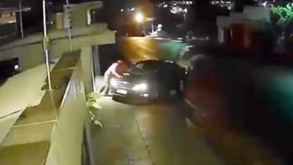 Tentativa de atropelamento é registrada por câmeras de segurança 1 Screenshot 1 2