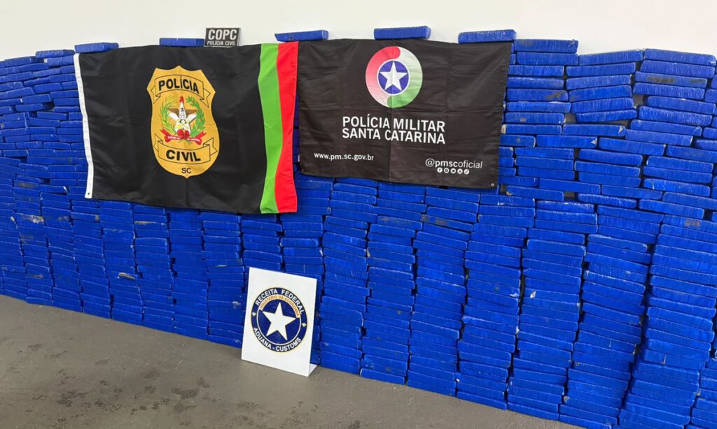 Caminhão carregado com mais de 400kg de maconha é apreendido e motorista é preso 3 A carga de maconha estava oculta em estruturas de aço transportadas por um caminhão. O motorista disse que levaria a carga até o RS
