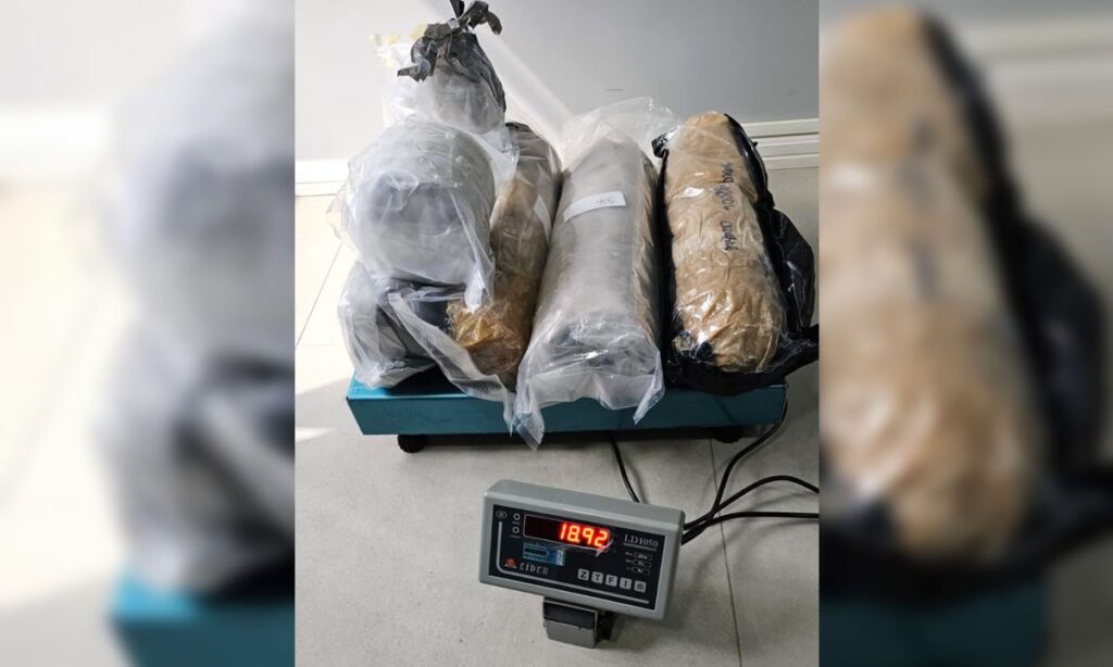 PF combate tráfico de drogas por encomenda enviada desde Dionísio Cerqueira 4 A operação de combate ao tráfico iniciou após a PF e RF localizarem mais de 13 quilos de drogas em uma transportadora de Chapecó que havia sido despachada como encomenda