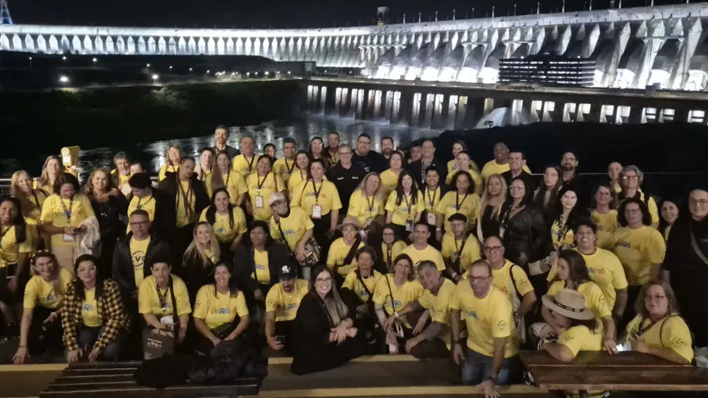 Viaje Paraná capacita agentes e expande presença internacional no turismo 2 O Viaje Paraná, responsável por promover o turismo do estado, realizou duas capacitações para agentes de viagens, empresários e profissionais do setor em Foz do Iguaçu, no Oeste paranaense.