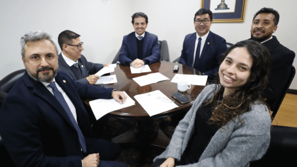 Assembleia do Paraná aprova projeto para parcelamento de dívidas de ICMS de cooperativas 3 A Comissão de Indústria, Comércio, Emprego e Renda da Assembleia Legislativa do Paraná se reuniu nesta segunda-feira (9) para analisar três projetos de lei.