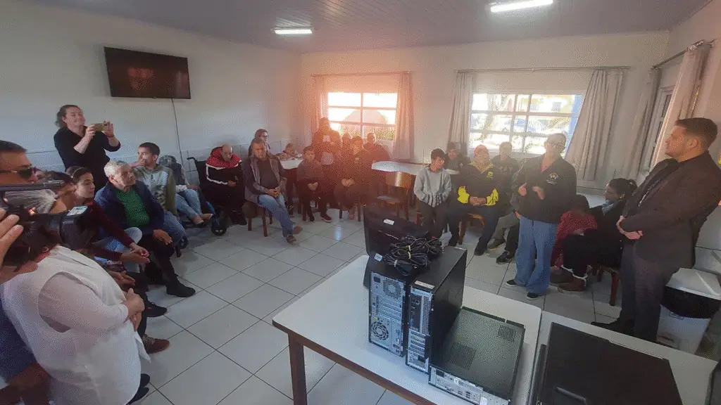 APAE Zilda Arns recebe doação de computadores da Cooperativa Sicoob 5 crys 22 3