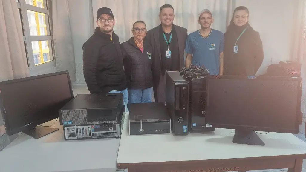 APAE Zilda Arns recebe doação de computadores da Cooperativa Sicoob 3 crys 24 1