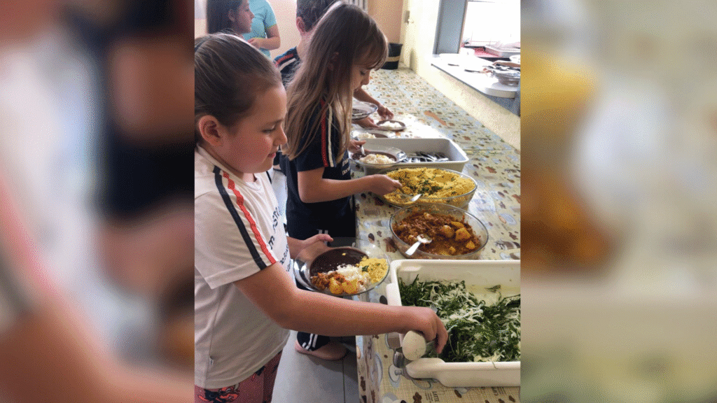 Alimentação escolar de qualidade em Dionísio Cerqueira, investimento no futuro 3 Os cardápios escolares são planejados com o acompanhamento de uma nutricionista qualificada, que segue rigorosamente as diretrizes PNAE e FNDE