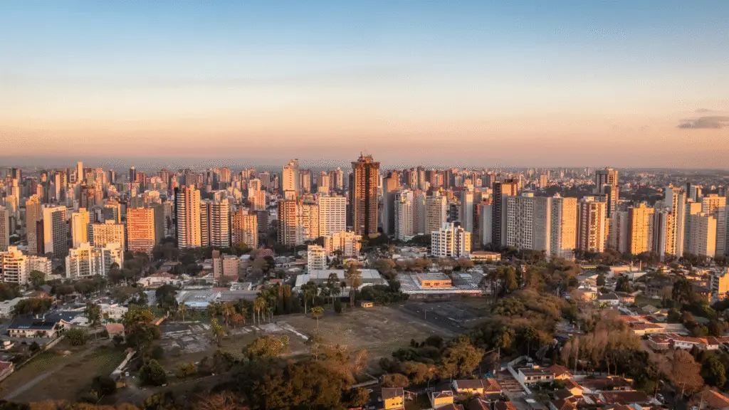 Empresas do Paraná registram crescimento expressivo desde o início de 2025 2 O Paraná apresentou crescimento no saldo de empresas durante os cinco primeiros meses de 2025, com um aumento de 21,35% em relação ao mesmo período de 2024.