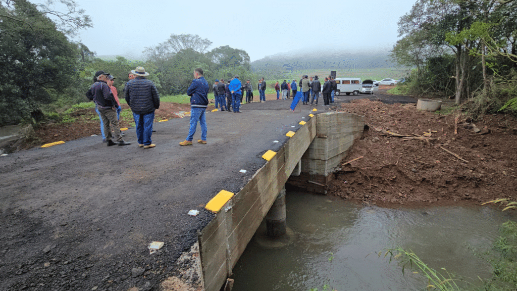 Vereador Leocyr destaca inauguração de ponte no interior de Flor da Serra 2 O vereador ressaltou parceria entre municípios, economia de recursos e novas obras de asfalto em andamento