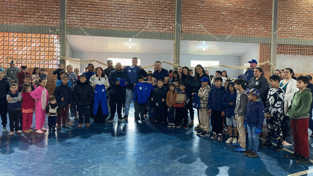 Projeto da Associação Nacional entrega kits esportivos para 80 crianças 2 Iniciativa gratuita é realizada em parceria com a Administração de Dionísio Cerqueira e conta com emenda parlamentar de R$ 144 mil