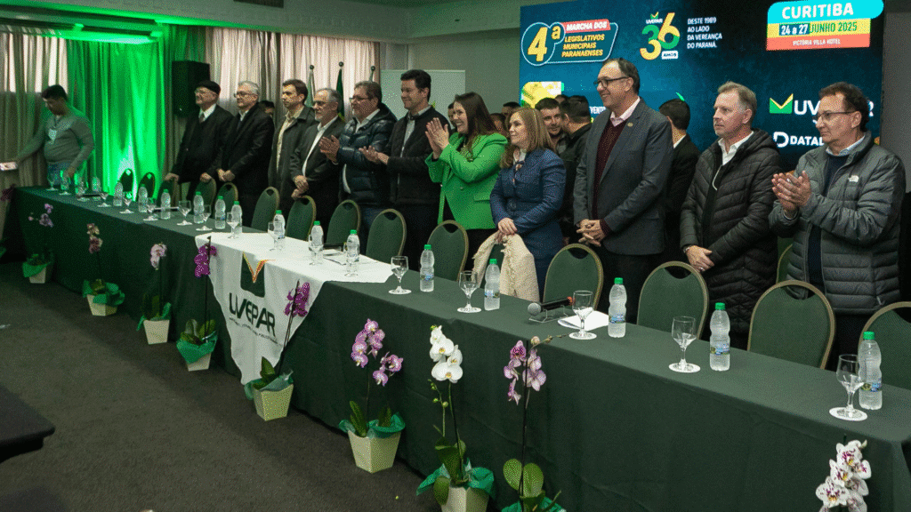 Governo do Paraná reforça parceria com vereadores em evento estadual 2 crys 43 2