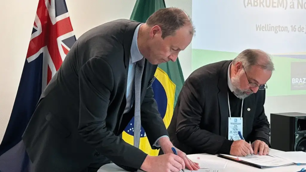 Acordo entre universidades do Paraná e da Nova Zelândia prevê intercâmbio acadêmico, pesquisa conjunta e mobilidade internacional por 10 anos
