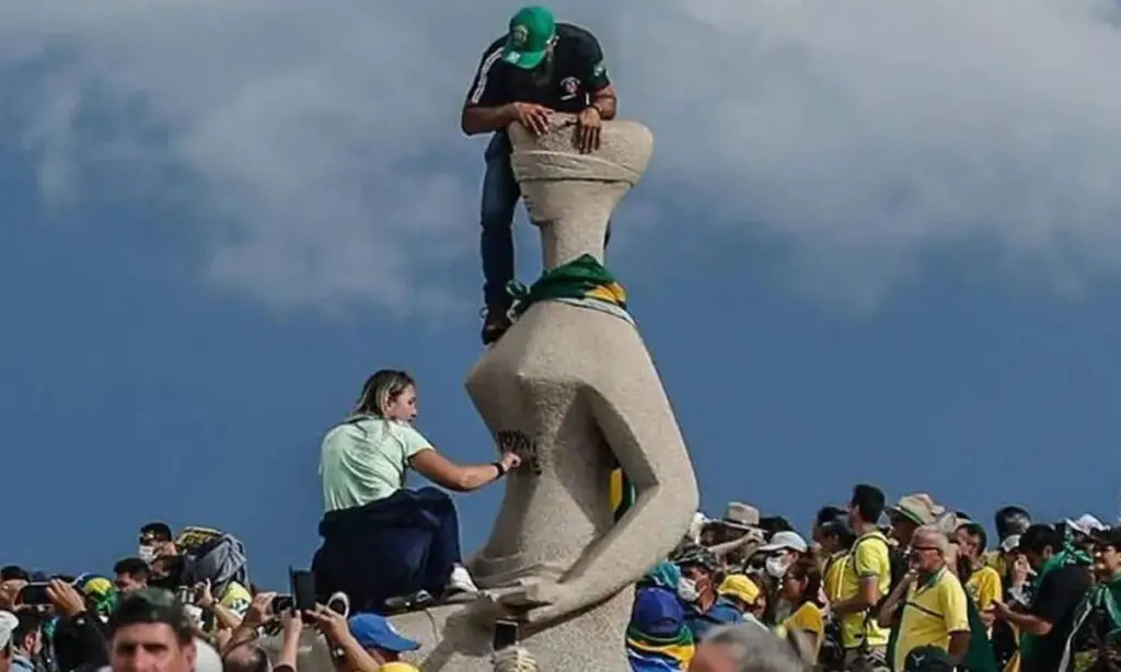 STF mantém condenação por unanimidade de mulher que escreveu "perdeu, mané" em estátua 2 Primeira Turma do STF rejeitou recurso apresentado pela defesa de Débora Rodrigues dos Santos e manteve condenação de 14 anos de prisão