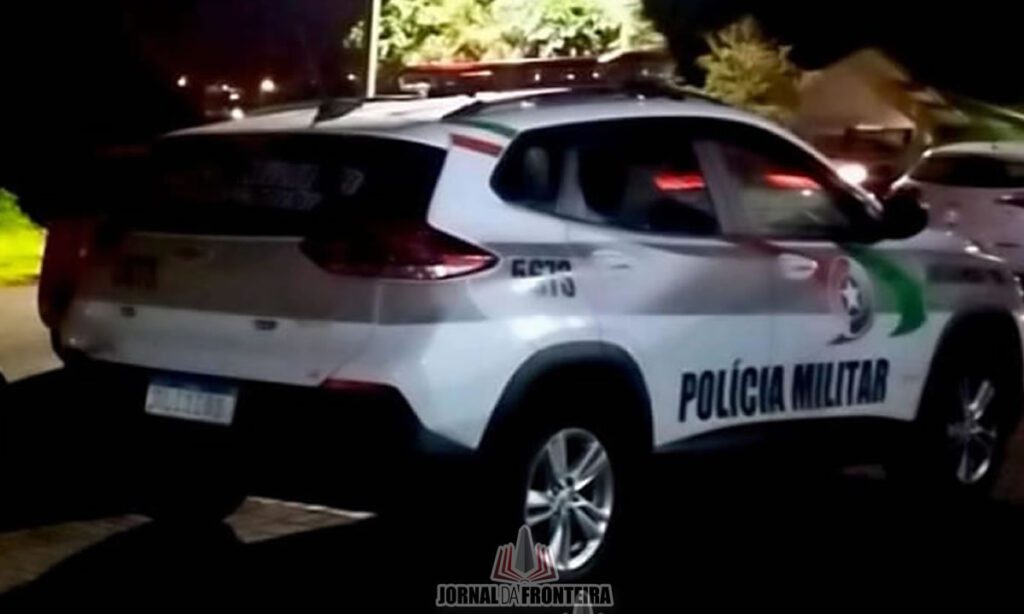 A mulher informou a polícia que tentou correr, mas foi derrubada ao chão pelo ladrão que conseguiu levar seu celular