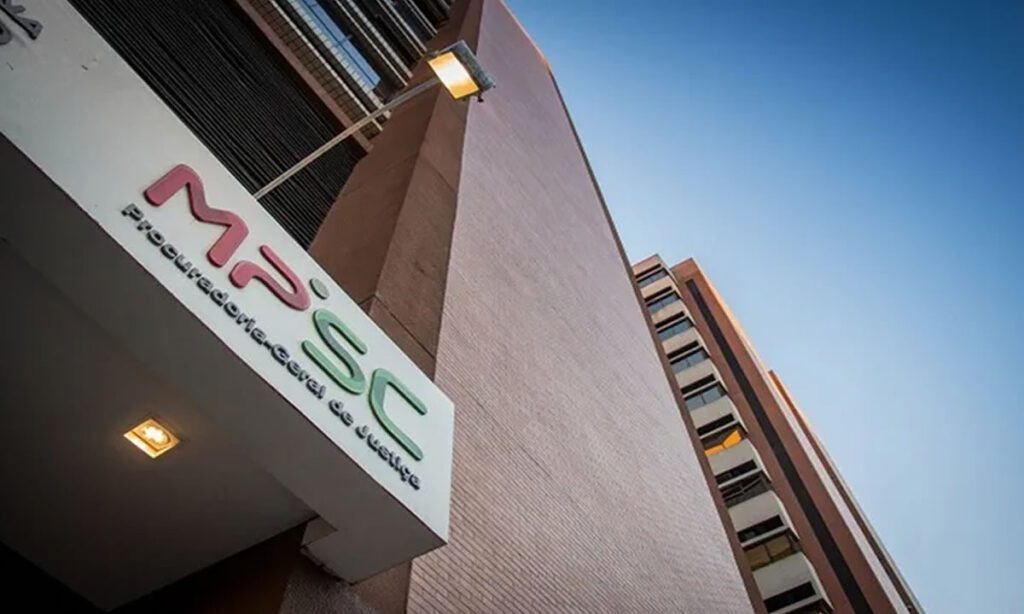 MPSC ajuíza cumprimento de sentença contra ex-Prefeito e ex-Vice de Guaraciaba 3 Com sentença já transitada em julgado, o MPSC ajuizou o cumprimento de sentença para garantir o pagamento das multas e efetivação das demais sanções impostas pela Justiça