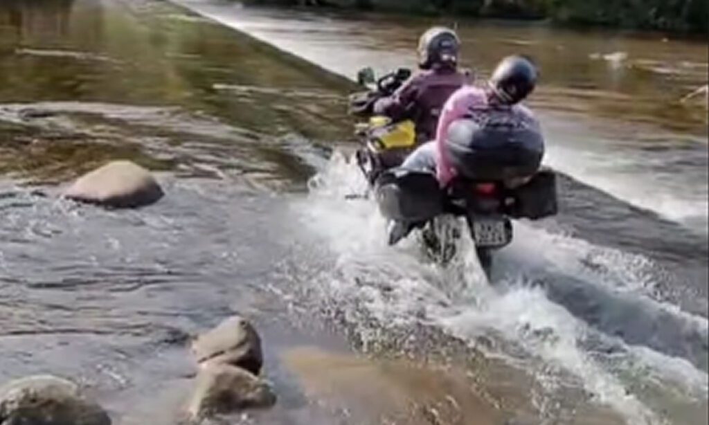 Mulher percorre mais de 2 mil km com “marido reborn” na garupa de moto 2 O marido de Isabella Jonsson, não pôde participar da viagem de Mundo Novo (MS) a Santa Catarina. Porém, a mulher deu um jeitinho de 'levar' o companheiro na garupa da moto