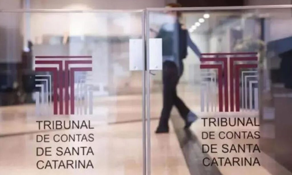 Universidade Gratuita tem mais de 800 milionários matriculados, aponta TCE de Santa Catarina 2 Tribunal informou que mais de 18 mil matrículas no programa estadual têm indício de irregularidade. Universidade Gratuita tem o o objetivo de ampliar o acesso gratuito ao ensino superior