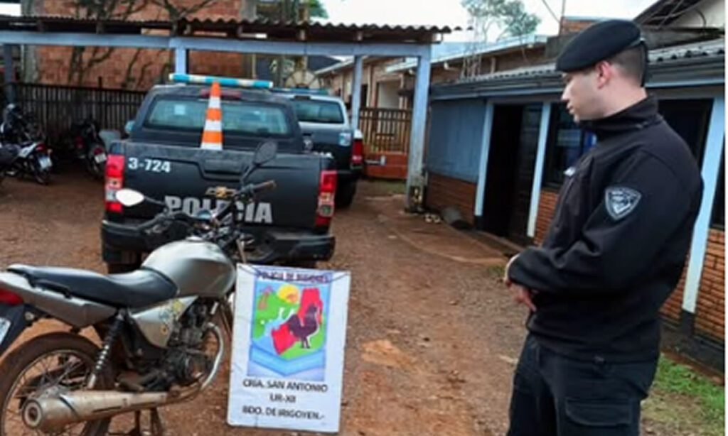 Polícia Argentina recupera motocicleta furtada em Santo Antonio do Sudoeste 3 O suspeito conseguiu fugir e abandonou a motocicleta em uma área de mata no “Paraje Barbacuá”, interior de San Antonio, na Argentina