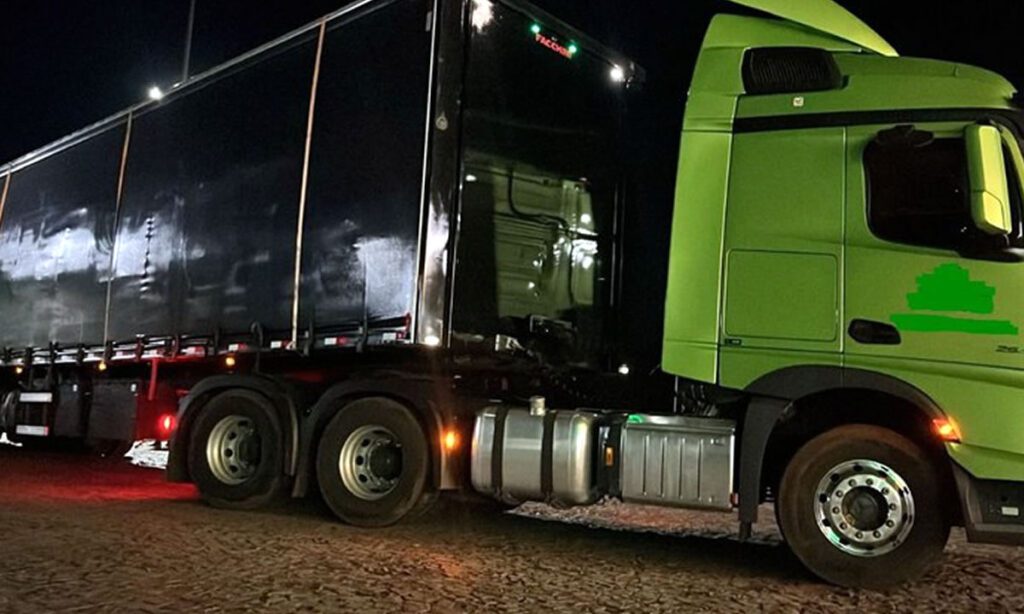 Polícia apreende carreta carregada com 800 fardos de feno clandestino na fronteira com a Argentina 2 A apreensão do caminhão e a carga de feno foi realizada em uma ação conjunta da Polícia Federal e as equipes do Batalhão de Polícia de Fronteira - BPFron