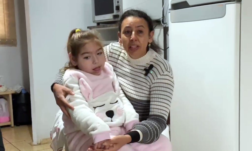 🧡 Vitória precisa de nós: menina com microcefalia luta pela vida e família faz apelo por ajuda 2 Aos 9 anos, Vitória enfrenta complicações graves de saúde e depende de leite especial, medicação e apoio da comunidade para continuar vivendo com dignidade