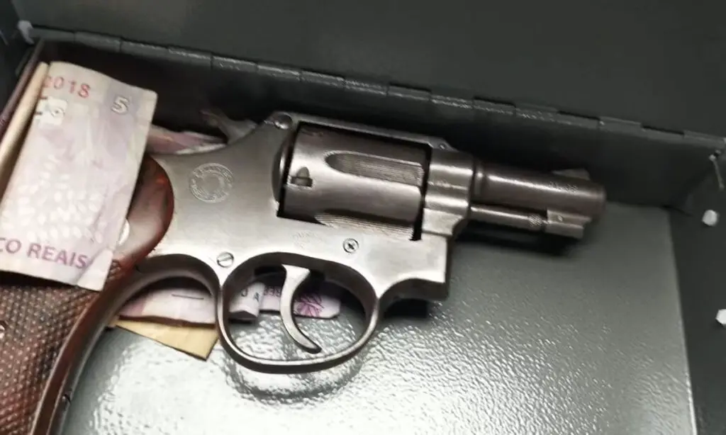 Segundo a Polícia Civil, o mandante devia dinheiro para a vítima e teria cometido o crime para não ter que pagar. O jovem foi sequestrado na capital na sexta e morto horas depois com um tiro