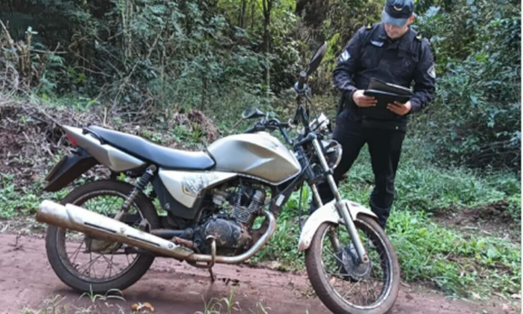 Polícia Argentina recupera motocicleta furtada em Santo Antonio do Sudoeste 2 O suspeito conseguiu fugir e abandonou a motocicleta em uma área de mata no “Paraje Barbacuá”, interior de San Antonio, na Argentina