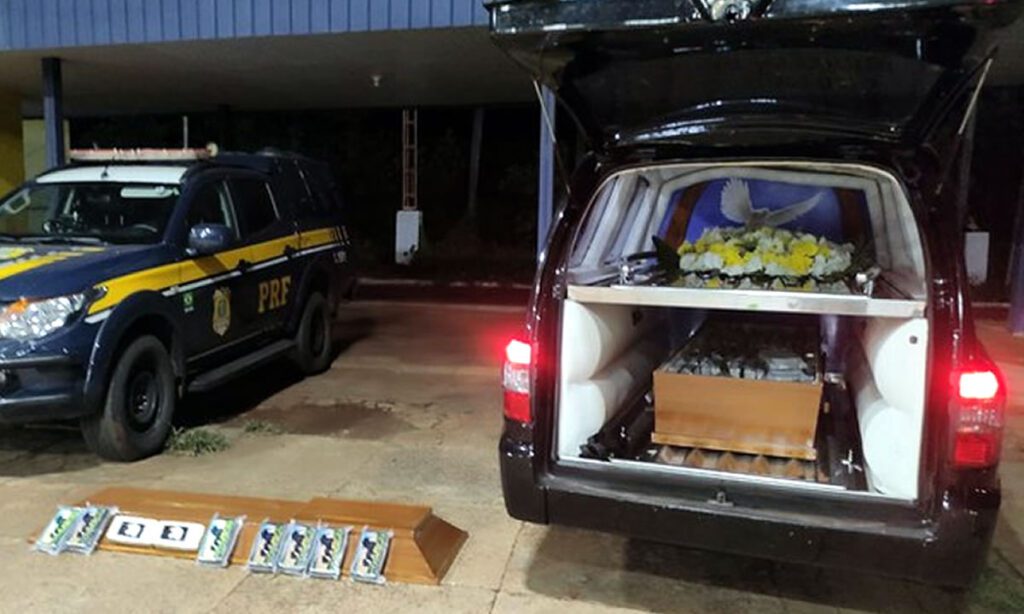 Motorista de carro funerário é preso com mais de 160 kg de cocaína escondidos em caixão 2 Droga estava dentro de um caixão na carroceria do veículo. Motorista apresentou até certidão de óbito, mas no caixão não tinha corpo