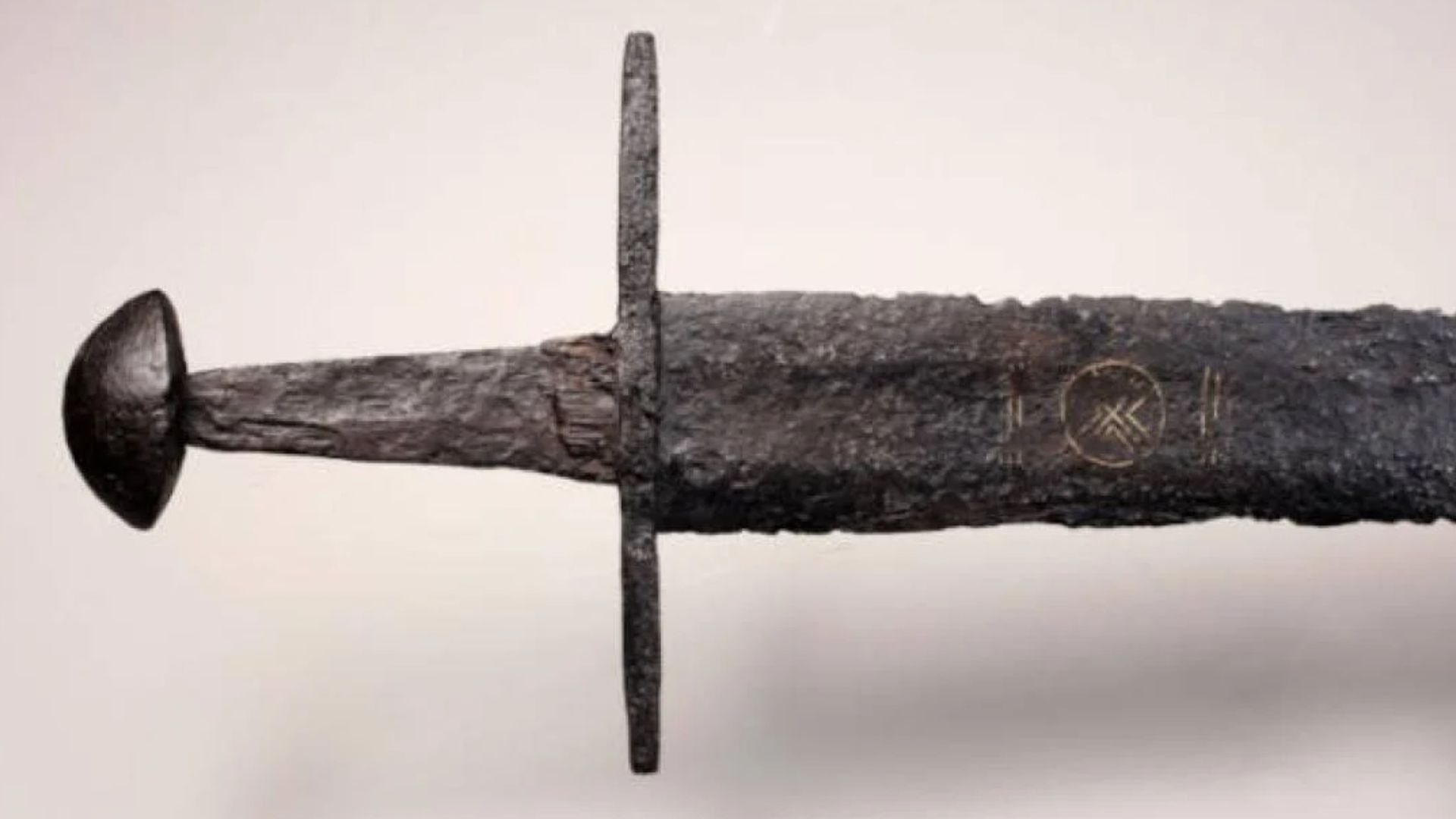 Espada de mil anos com símbolos sagrados é encontrada