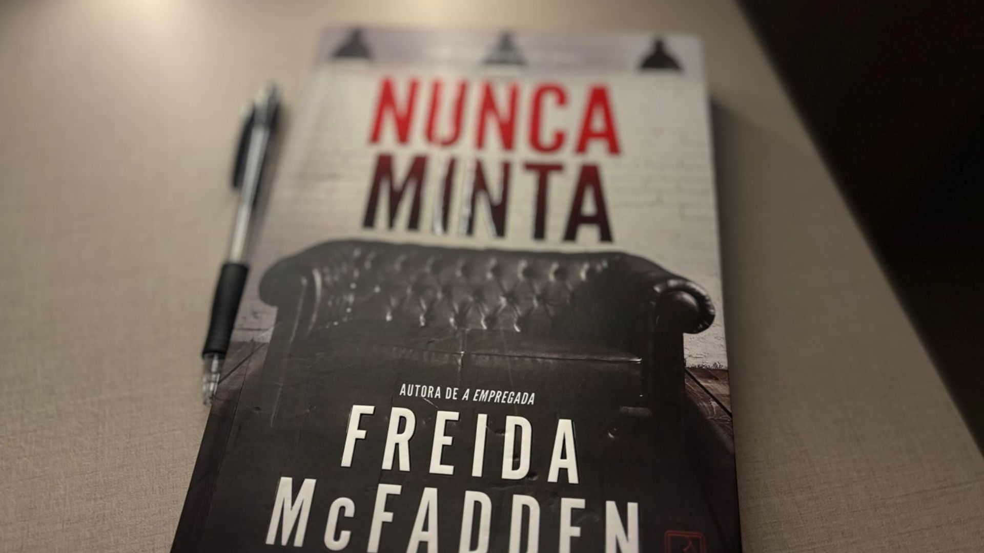 Resenha do livro "Nunca Minta" de Freida McFadden