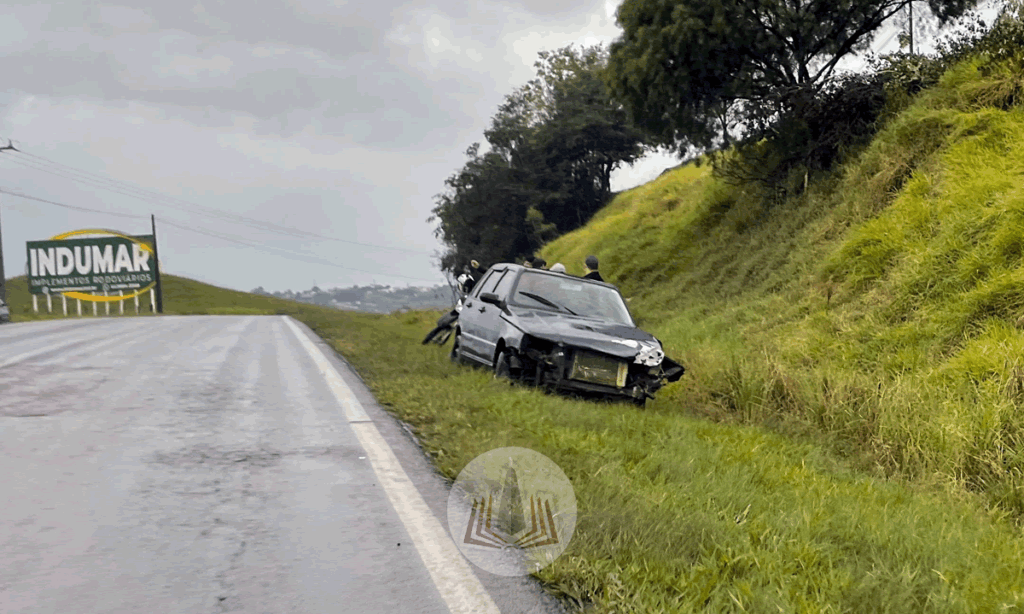 O motociclista tentava uma ultrapassagem na conhecida Curva do Guareschi, na BR 163, causando assim o acidente; ele sofreu ferimentos leves e recusou atendimento hospitalar