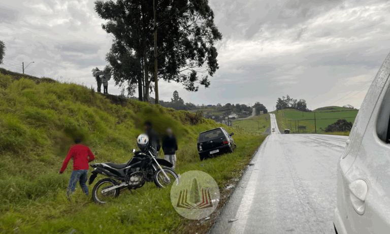 Ultrapassagem em local proibido resulta em colisão entre carro, caminhão e moto na BR-163, em Barracão