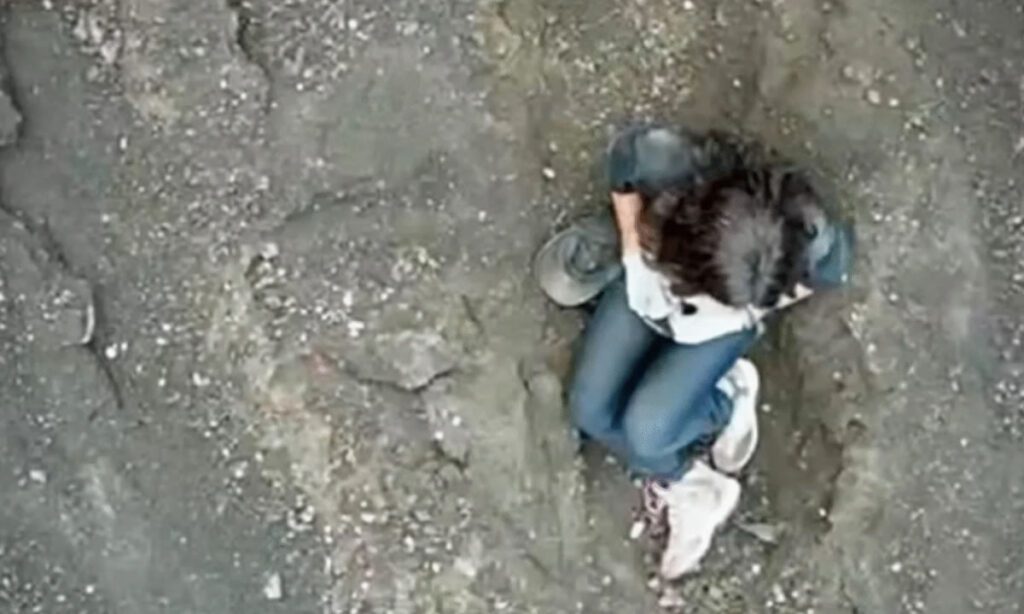 Juliana Marins, brasileira que caiu em trilha de vulcão na Indonésia, é encontrada morta no 4º dia de buscas 3 O corpo da brasileira Juliana Marins foi localizado nesta terça-feira, 4º dia de buscas. A equipe de resgate chegou a montar um acampamento avançado perto de onde ela estava no parque nacional