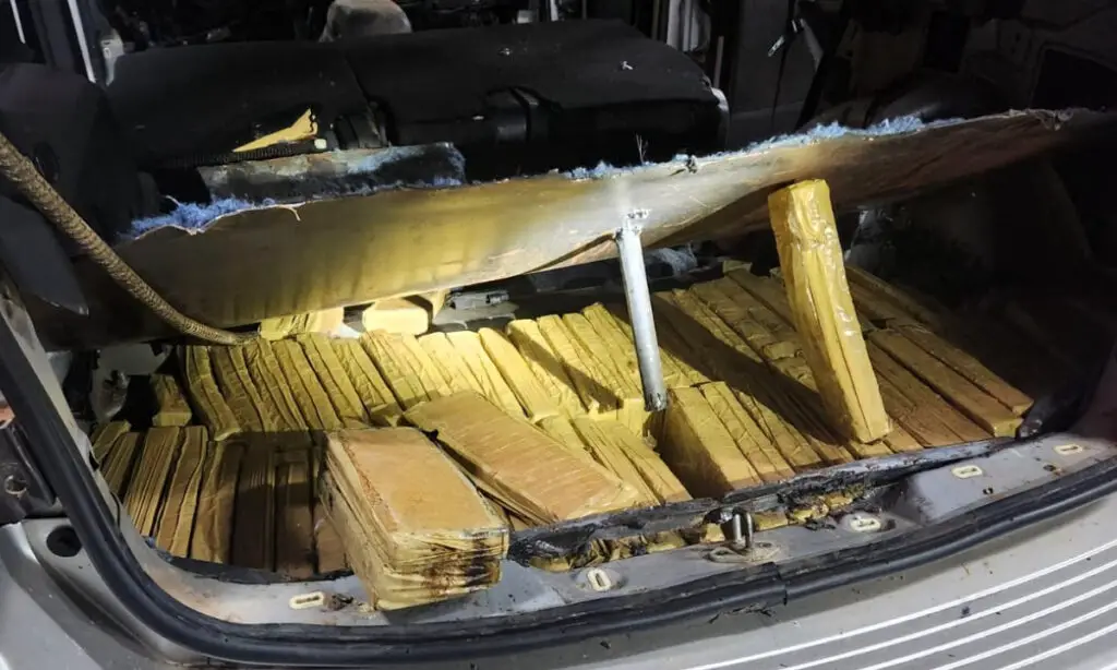 O carro argentino havia sido levado para o pátio e após desconfiança, a polícia desmontou o assoalho e encontrou cerca de 200 quilos de maconha em tabletes