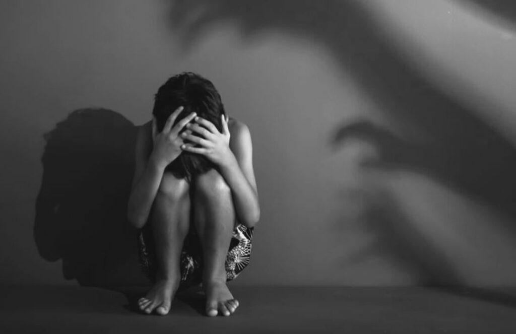 Segundo a coordenação pedagógica da unidade, uma professora do segundo ano relatou que um aluno, apresentava marcas visíveis de agressão física