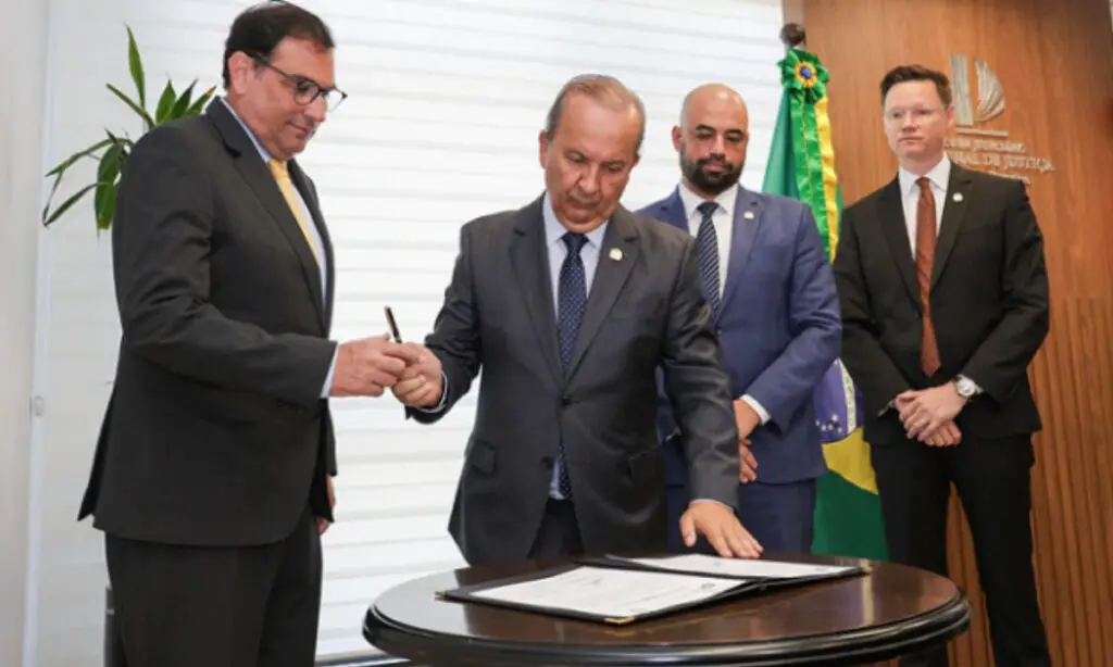 Presidente do TJSC comandará o Executivo catarinense durante ausência do governador 3 Francisco Oliveira Neto, Presidente do TJSC, transmitirá a presidência ao vice, Cid Goulart Junior, na quinta (12) e assumirá o governo na sexta (13)
