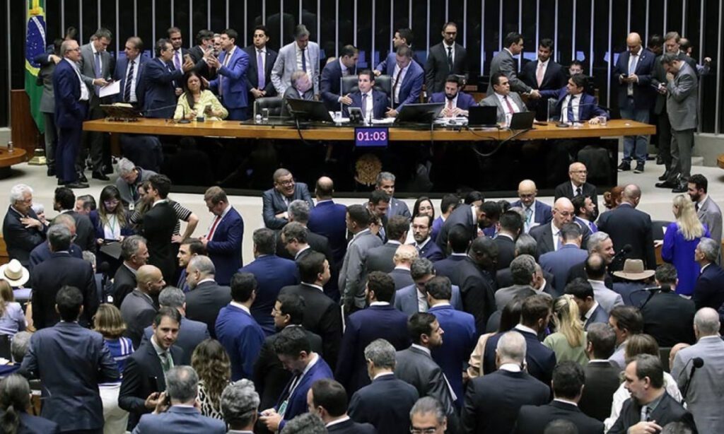 Motta pauta derrubar IOF; Senado vota aumentar número de deputados 4 Hugo Motta informou que o plenário vota nesta quarta, o projeto que reduz arrecadação do governo, e o Senado pautou matéria que aumenta despesas com a criação de mais 18 vagas de deputados federais