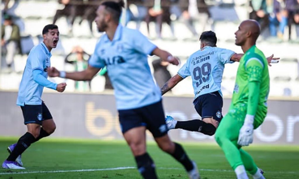Grêmio chegou à terceira vitória consecutiva; Braithwaite, de pênalti, e Kike Olivera marcaram os gols da partida